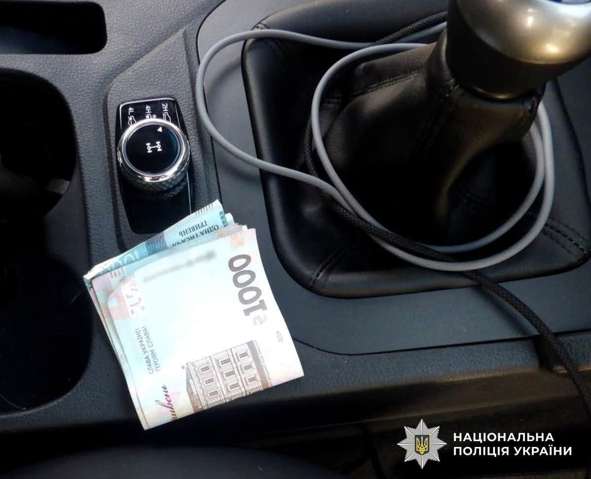 Новини Житомира - фото з На Звягельщині керманичі комбайна і мотоцикла намагалися дати хабаря поліцейським для уникнення відповідальності за порушення ПДР