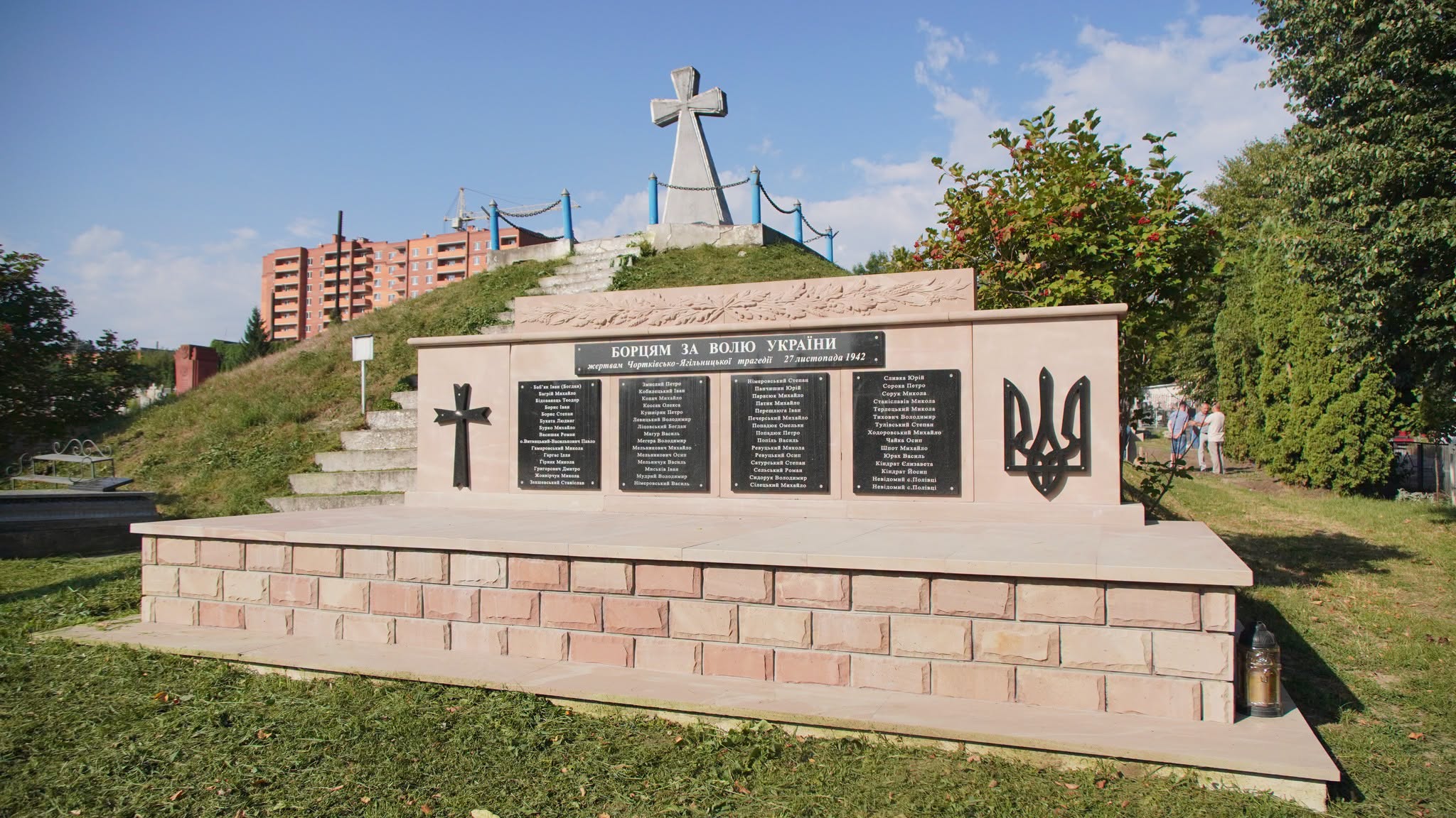Новини Тернополя - фото з На Центральному кладовищі у Чорткові облаштовують меморіал загиблим борцям за волю України