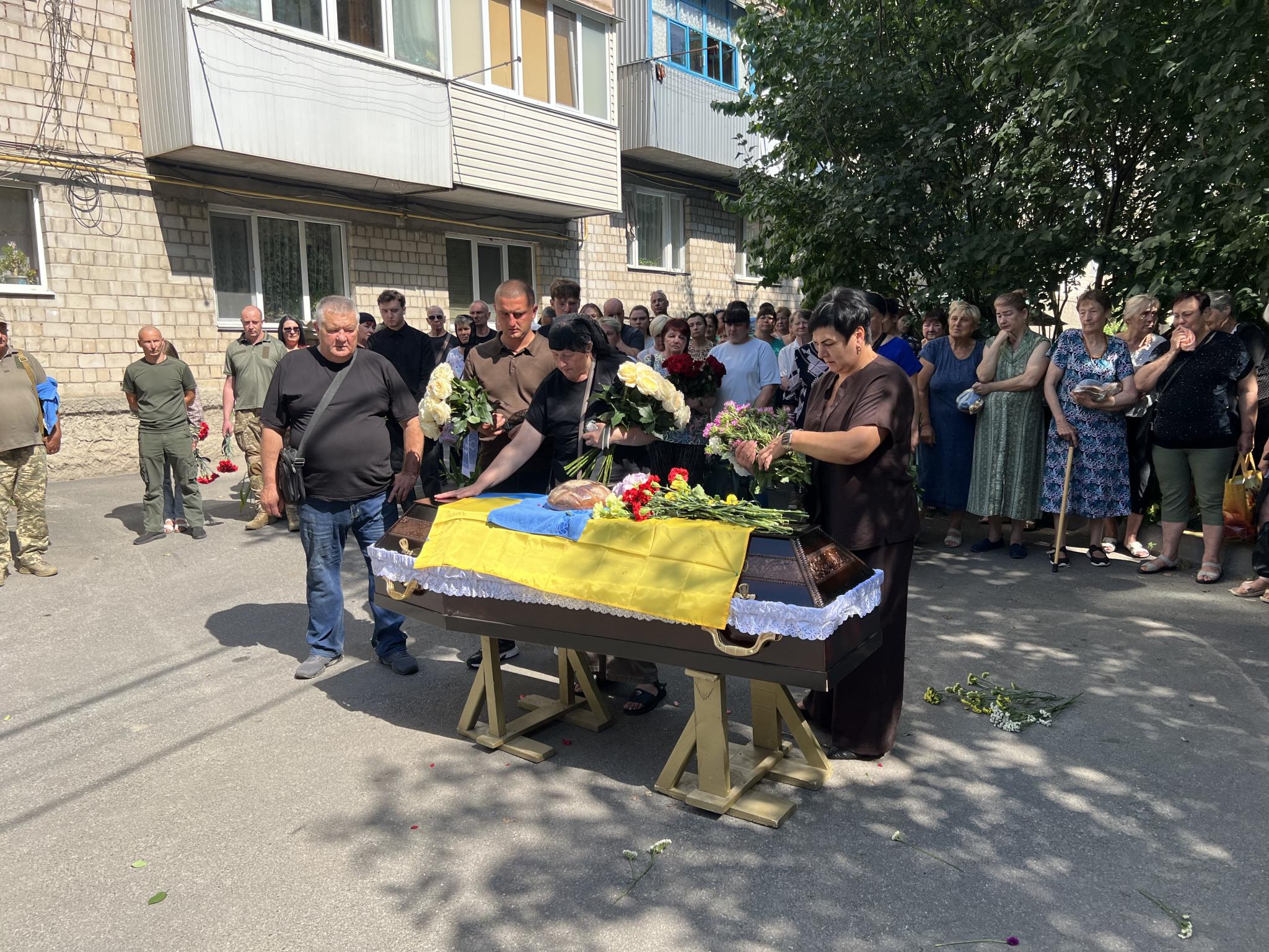 Новини Вінниці - фото з «Мій брат. Моє сонце». Вінниця попрощалася з Героєм Віктором Гусляковим, який живцем згорів від удару дрона