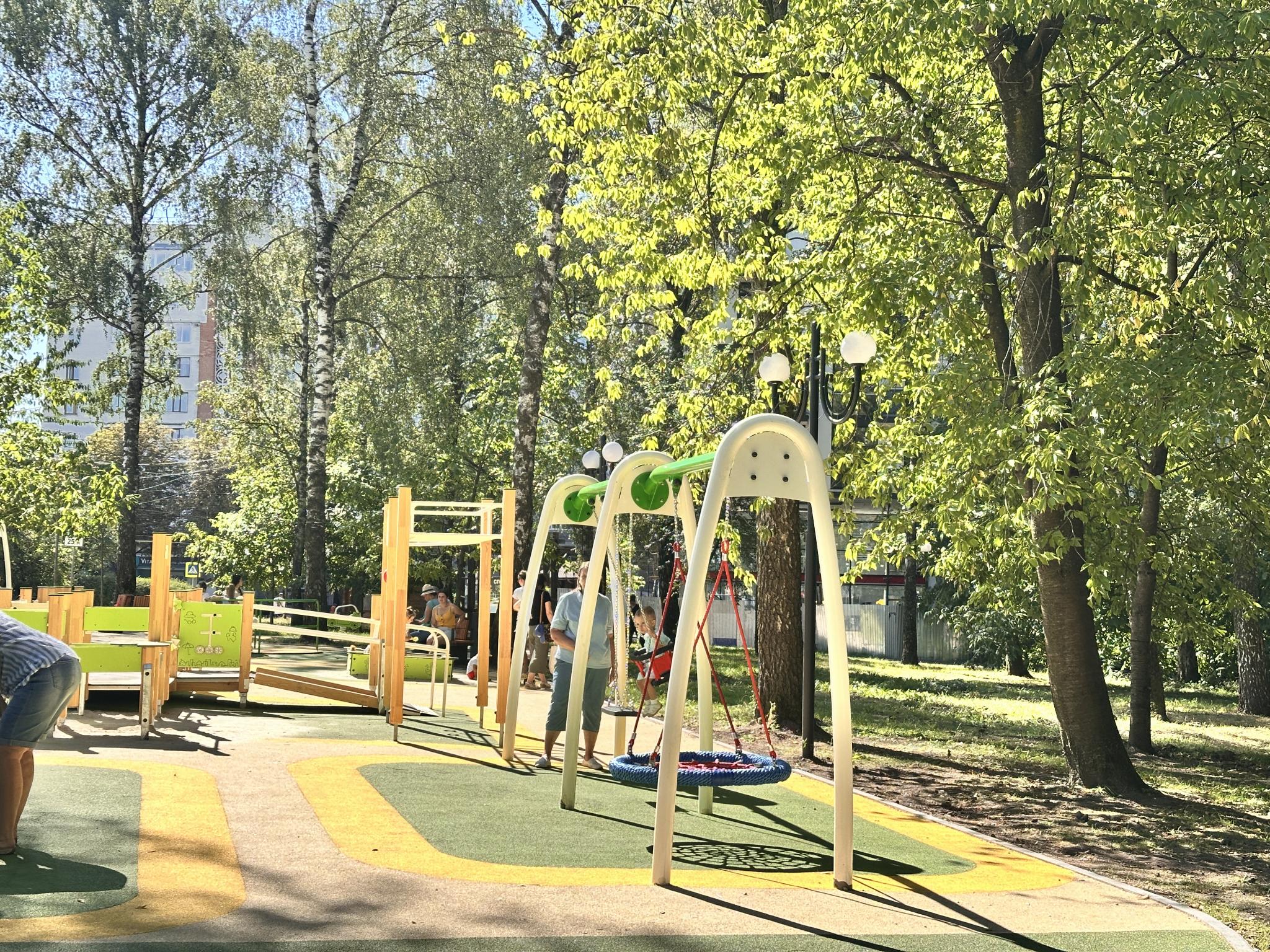 У парку «Здоров’я» відкрили новий інклюзивний майданчик: ми перевірили умови
