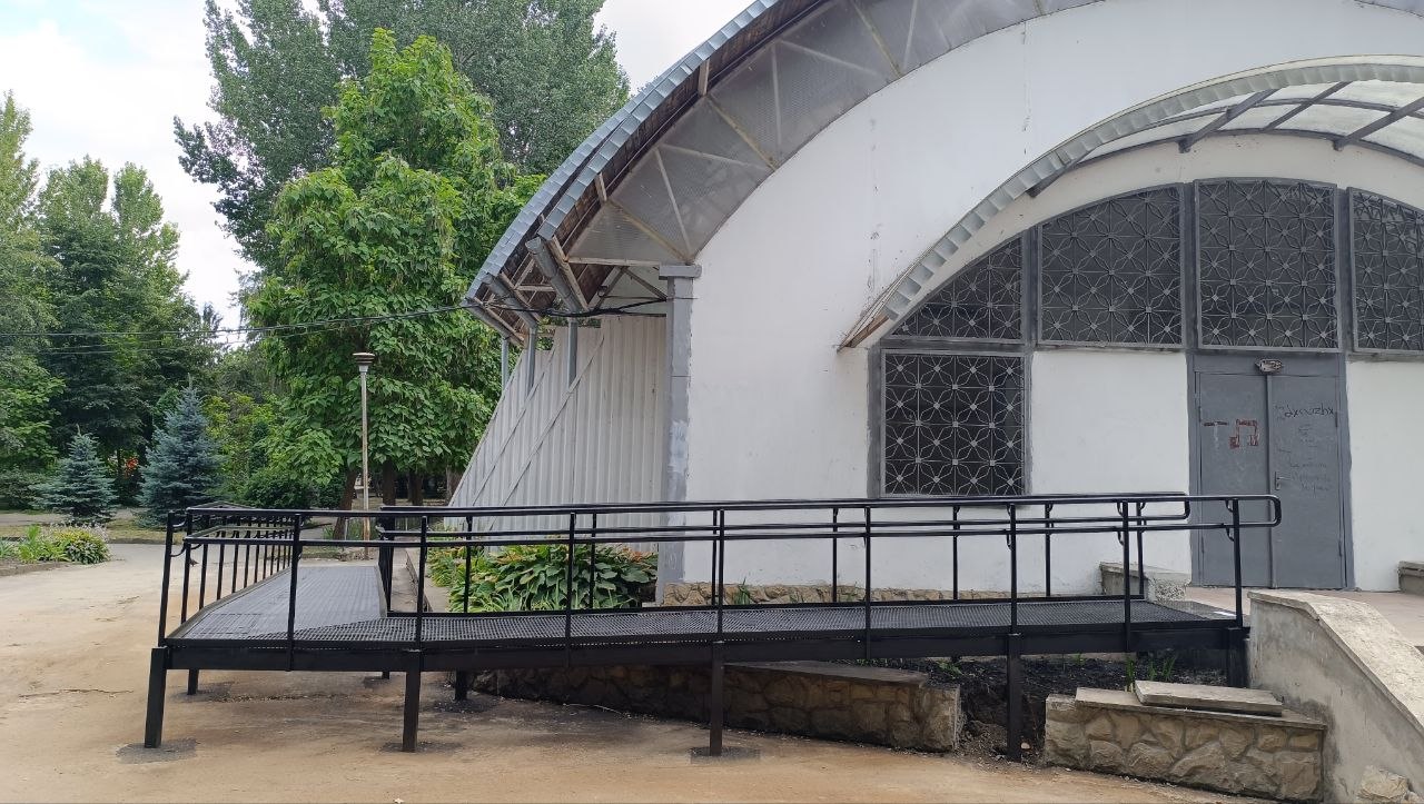 Новини Тернополя - фото з Біля літньої естради у Тернополі встановили пандус: який вигляд він має