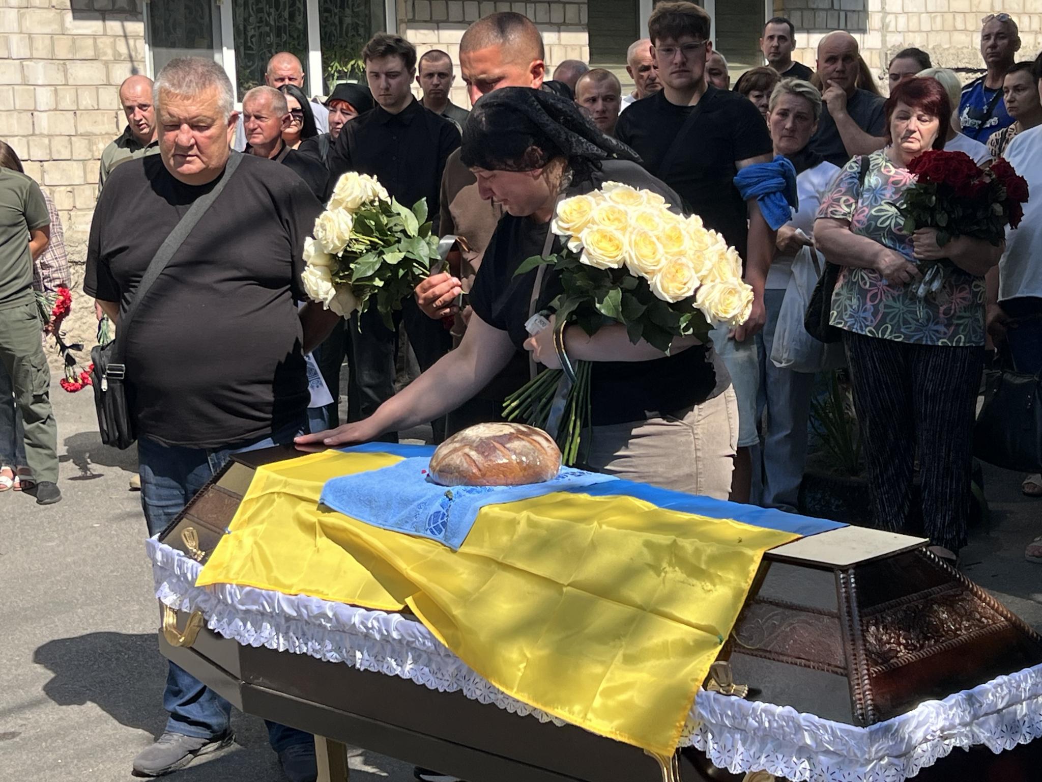 Новини Вінниці - фото з «Мій брат. Моє сонце». Вінниця попрощалася з Героєм Віктором Гусляковим, який живцем згорів від удару дрона