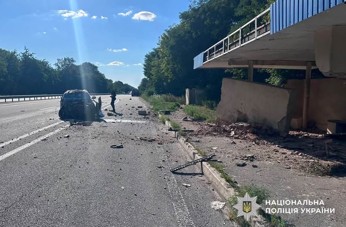 Новини Житомира - фото з Двоє пасажирів - в реанімації, водій і ще одна пасажирка травмовані: на Звягельщині автомобіль наїхав на зупинку