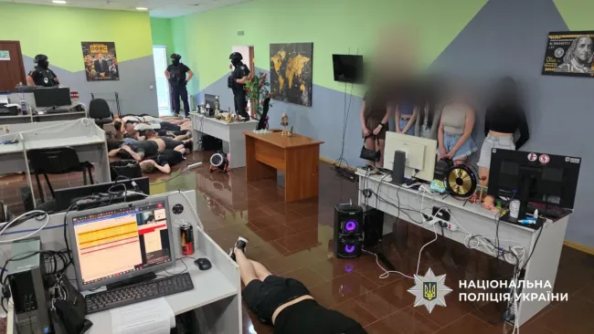 Новини Вінниці - фото з 94 шахрайські кол-центри накрили по Україні — вилучили мільйони доларів і елітні авто