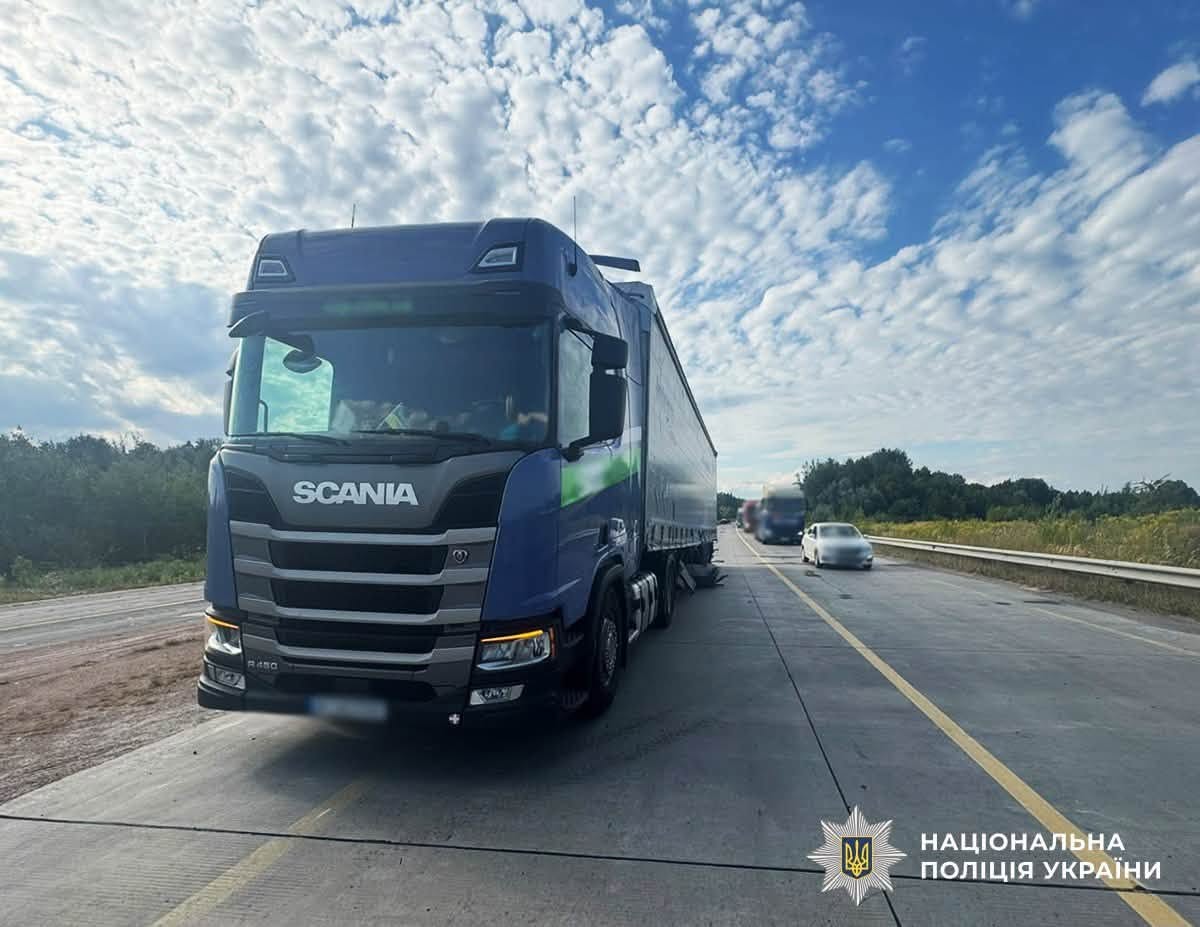 Новини Житомира - фото з Біля Глибочиці при зіткненні BMW і Scania травмовано пасажирку легковика