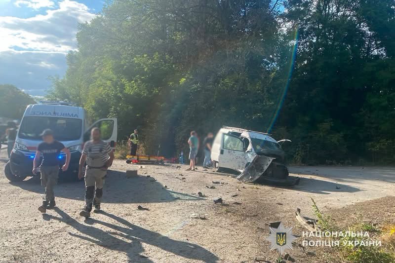 Новини Тернополя - фото з Смертельна ДТП біля Зборова: двоє загинули, шестеро в лікарні. Затримали водія вантажівки