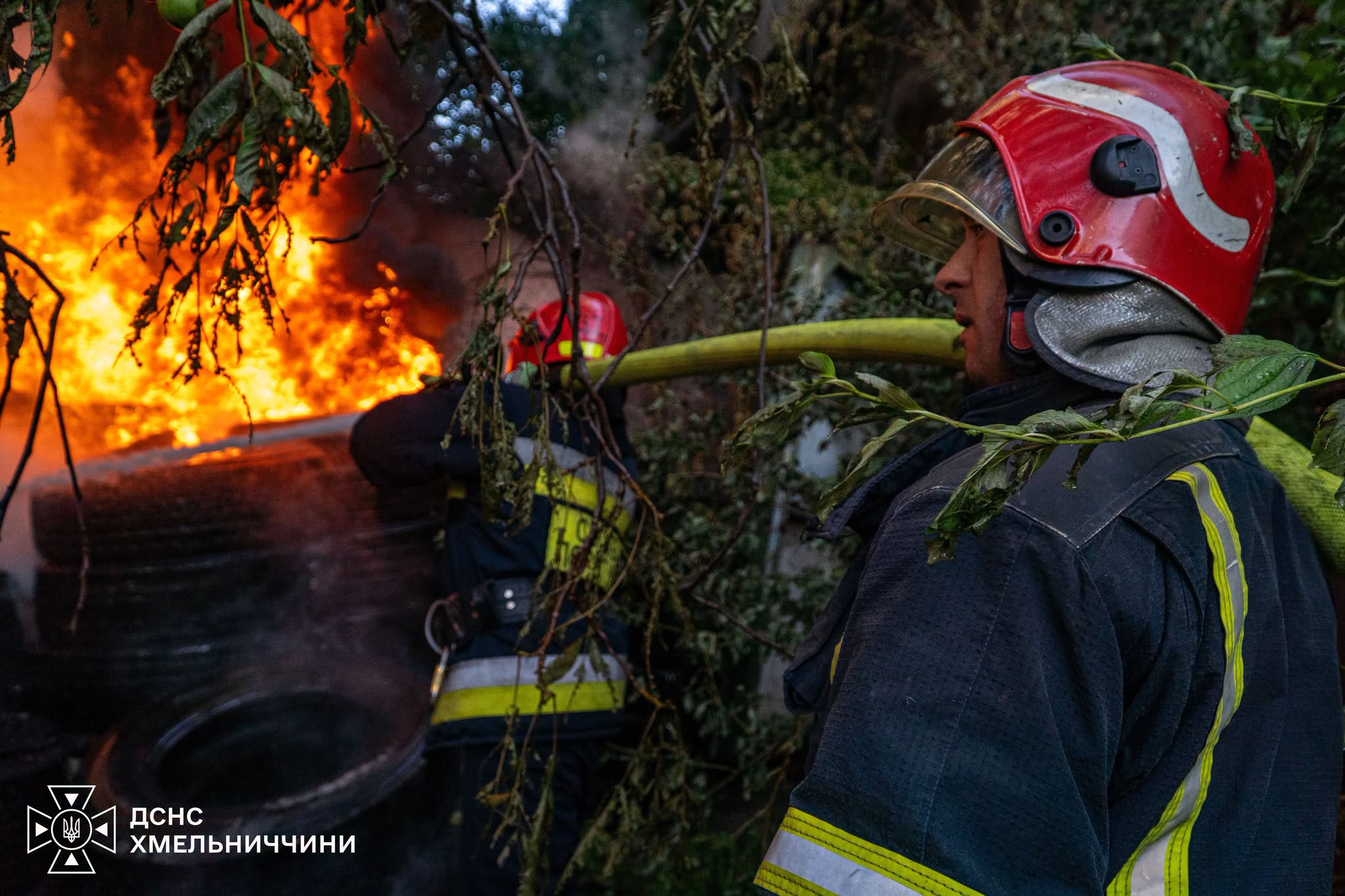 Новини Хмельницького - фото з Рятувальники показали, як гасили ранішню пожежу на Гречанах
