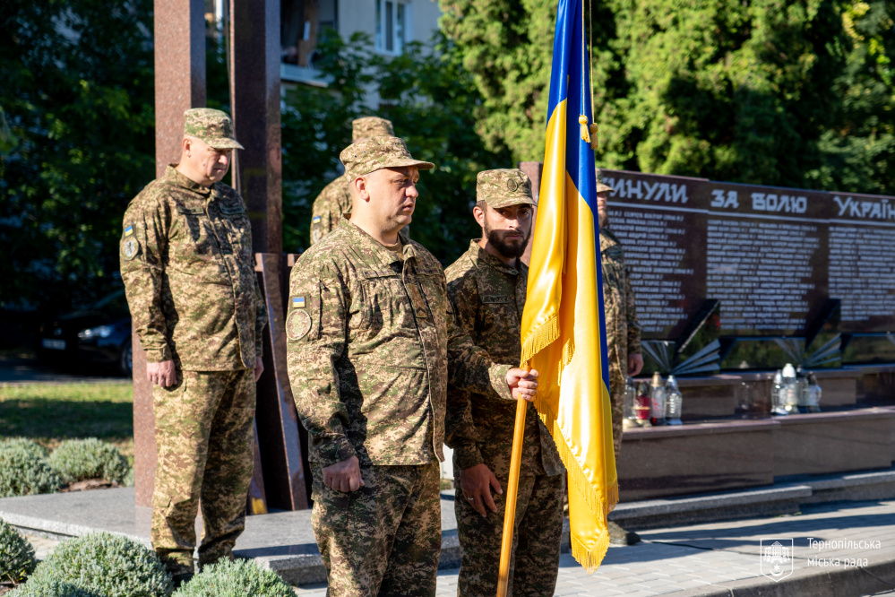 Новини Тернополя - фото з Їхні імена назавжди залишаться в історії Тернополя: рідні Героїв отримали почесні відзнаки