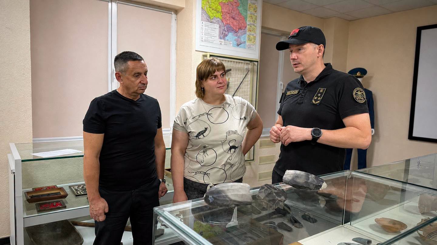 Новини Житомира - фото з Київські митники передали музею на Житомирщині археологічні артефакти 6 тисячоліття до н.е.