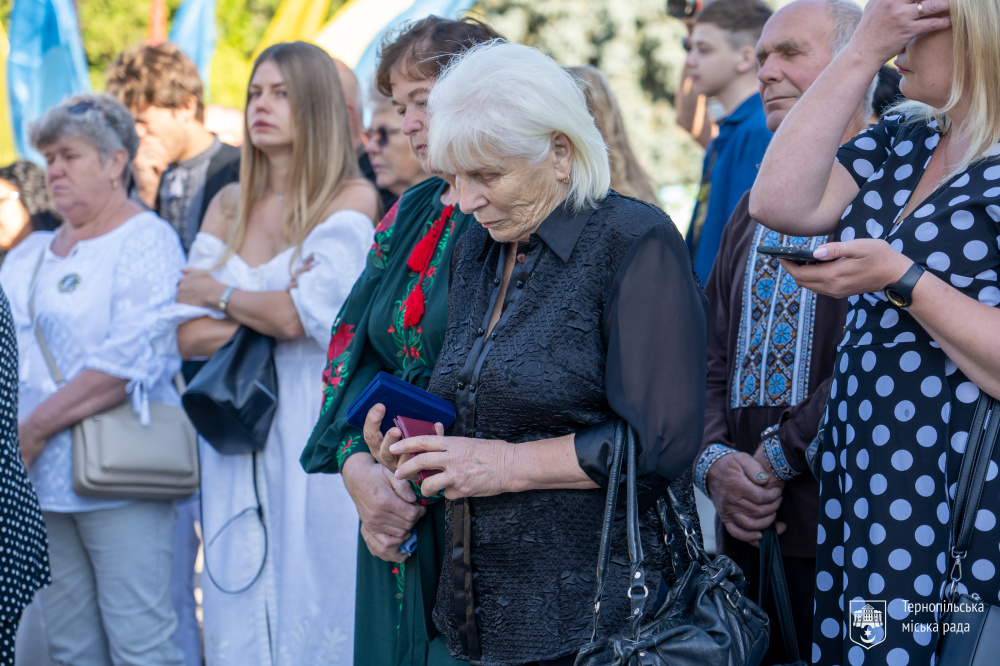 Новини Тернополя - фото з Їхні імена назавжди залишаться в історії Тернополя: рідні Героїв отримали почесні відзнаки
