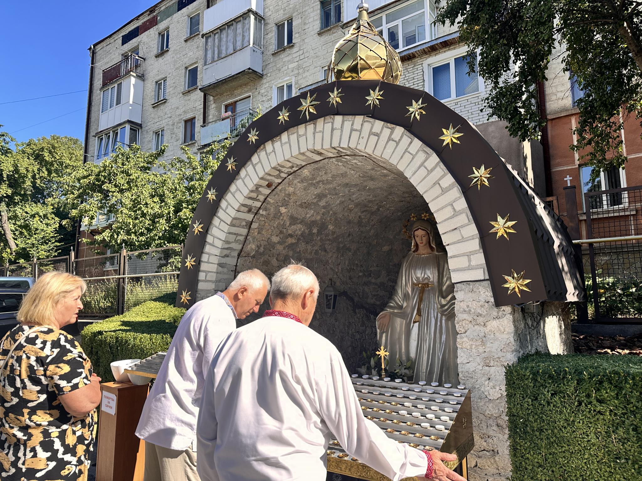 Новини Тернополя - фото з У вишиванках та з молитвою: у Тернополі відбулася святкова літургія