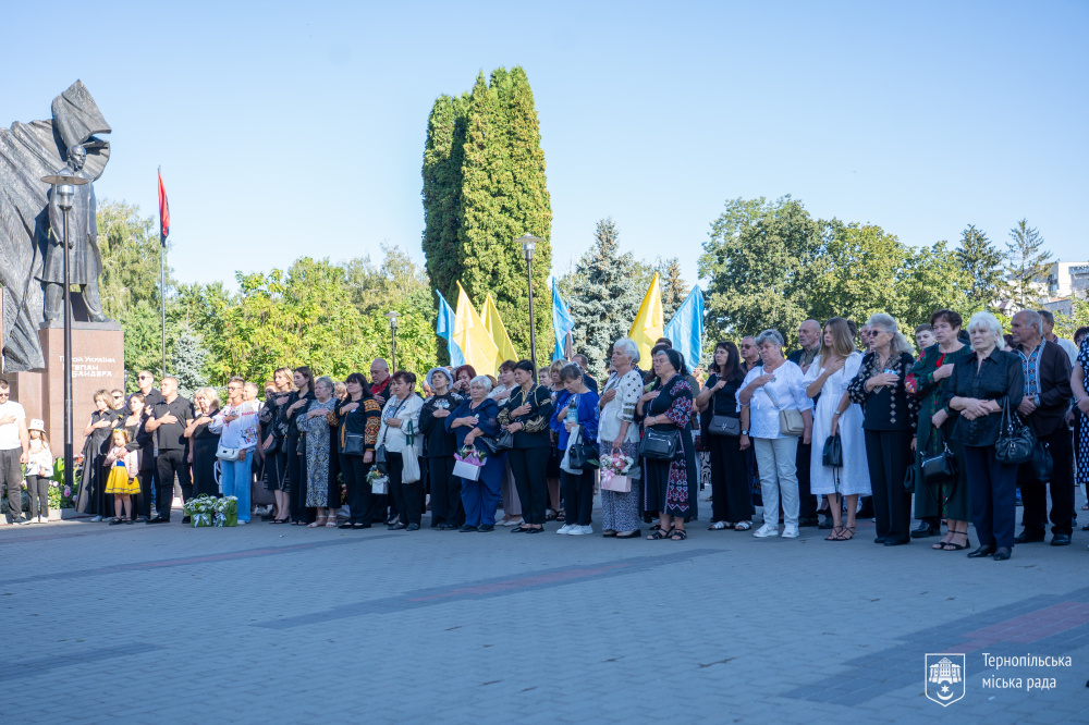 Новини Тернополя - фото з Їхні імена назавжди залишаться в історії Тернополя: рідні Героїв отримали почесні відзнаки