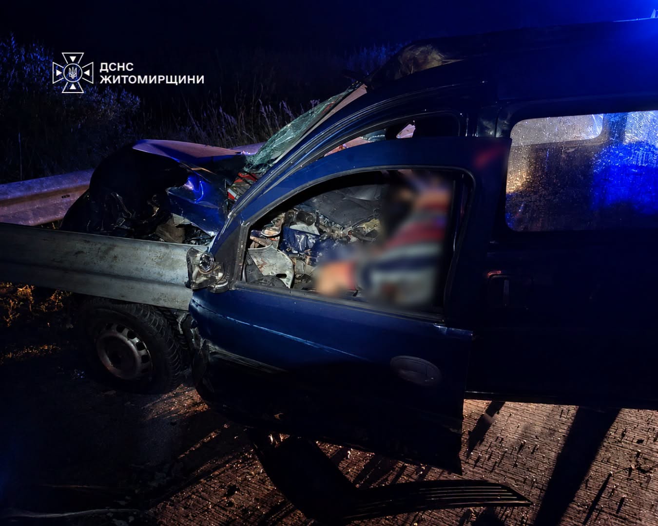 Новини Житомира - фото з ДТП на Коростенщині: двоє загиблих, рятувальники деблокували тіло водія з понівеченого легковика