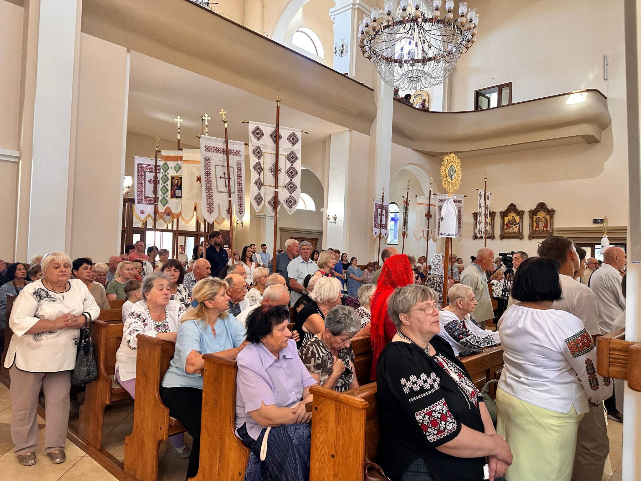 Новини Тернополя - фото з У вишиванках та з молитвою: у Тернополі відбулася святкова літургія