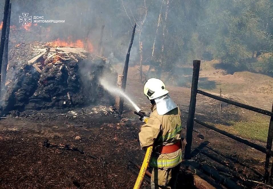 Новини Житомира - фото з На Коростенщині рятувальники зупинили пожежу, яка загрожувала житловим будинкам