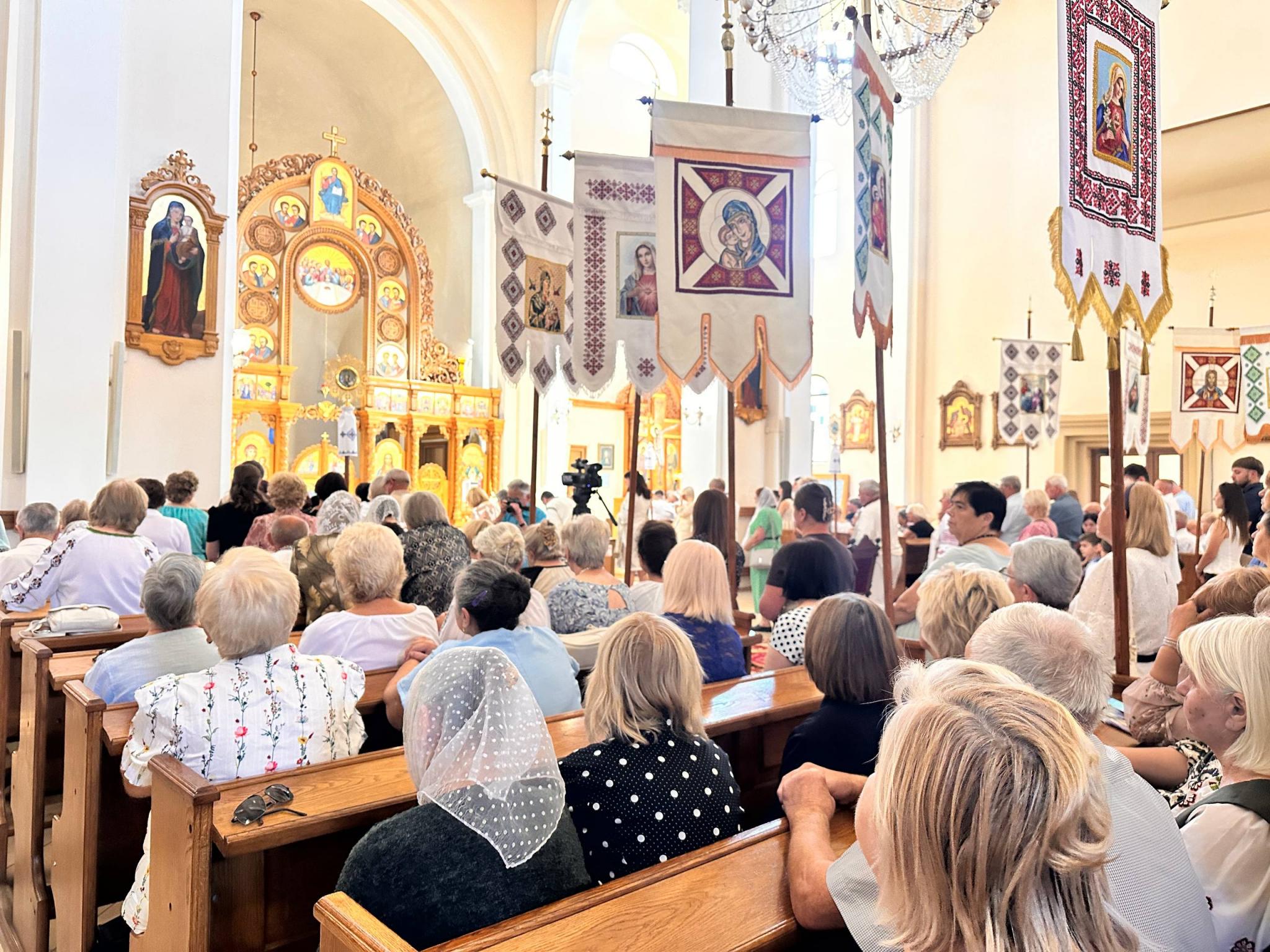 Новини Тернополя - фото з У вишиванках та з молитвою: у Тернополі відбулася святкова літургія