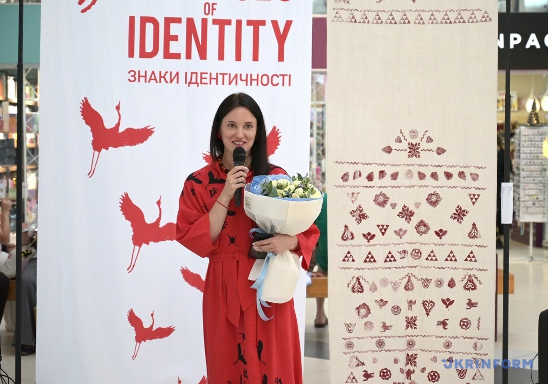 Новини Тернополя - фото з «Знаки ідентичності»: у Тернополі презентували колекцію рушників, створену українцями з 22 країн