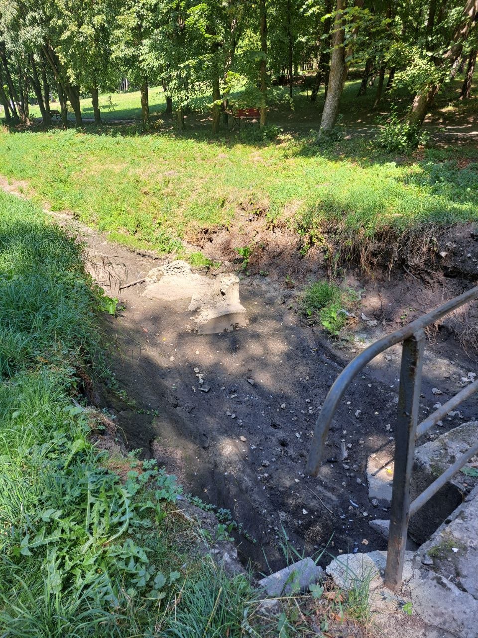 Новини Тернополя - фото з У парку Національного відродження підмило міст: оминайте цю ділянку