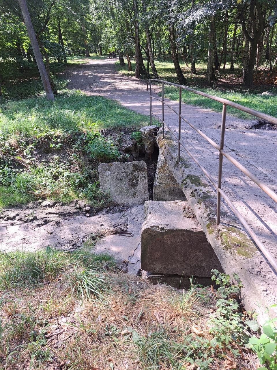 Новини Тернополя - фото з У парку Національного відродження підмило міст: оминайте цю ділянку