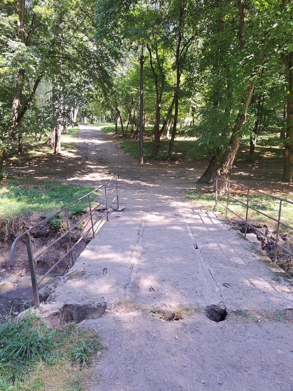 Новини Тернополя - фото з У парку Національного відродження підмило міст: оминайте цю ділянку