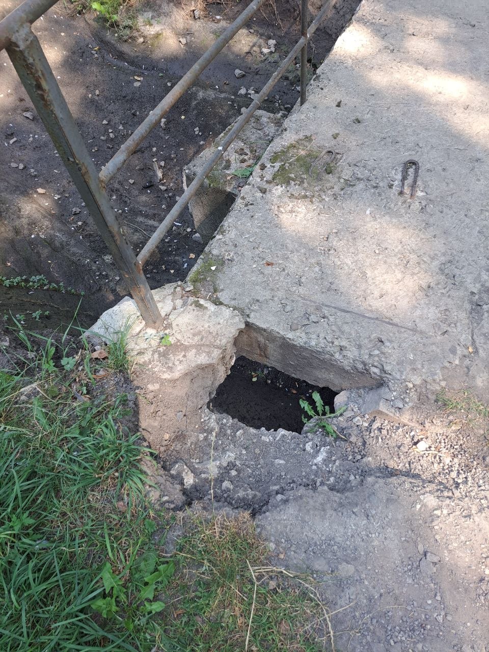 Новини Тернополя - фото з У парку Національного відродження підмило міст: оминайте цю ділянку