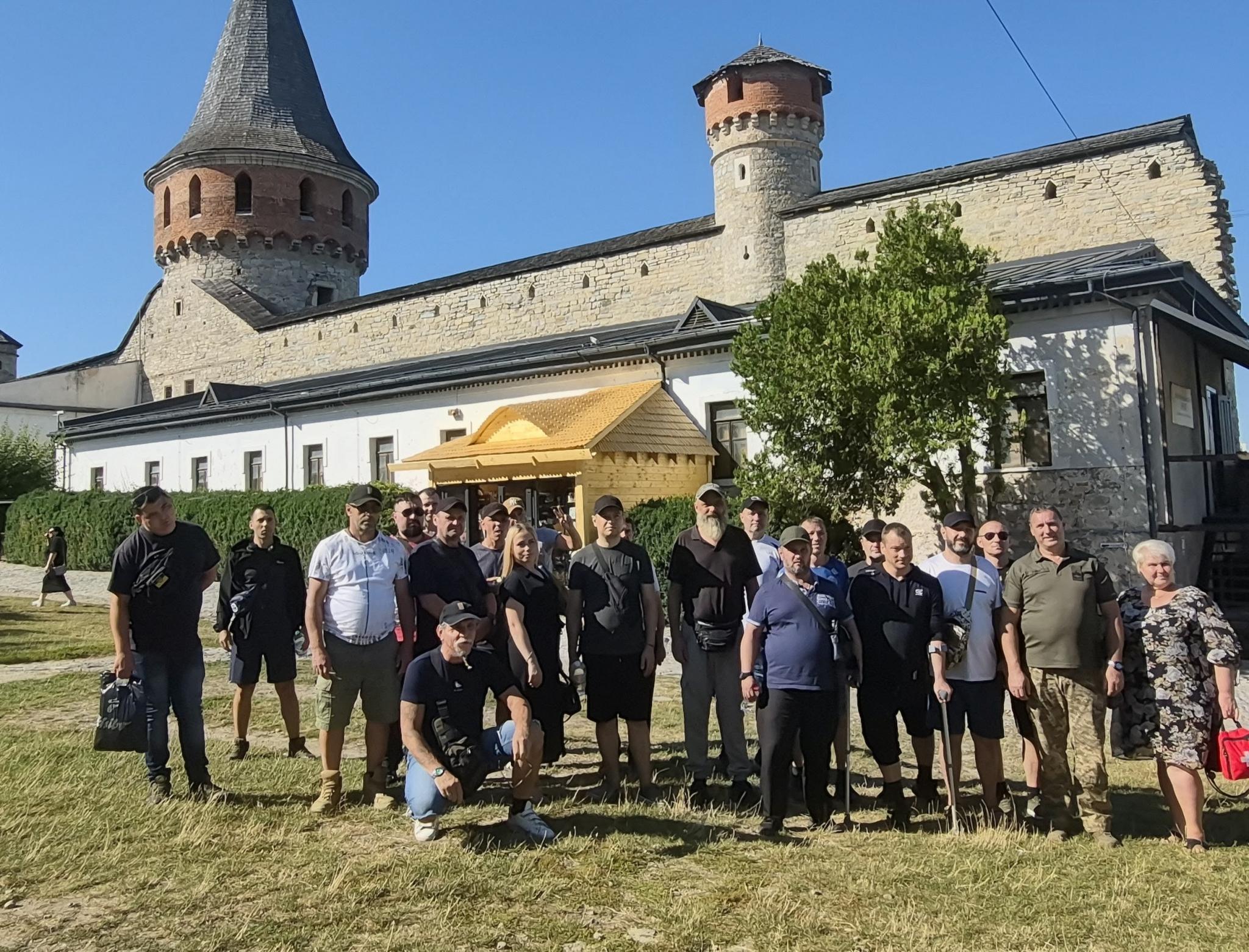 Новини Хмельницького - фото з Змінити лікарняні стіни на історичні будівлі: військовослужбовці на реабілітації побували у Кам'янці-Подільському (пресслужба ГО «Громадсько-військовий рух»)