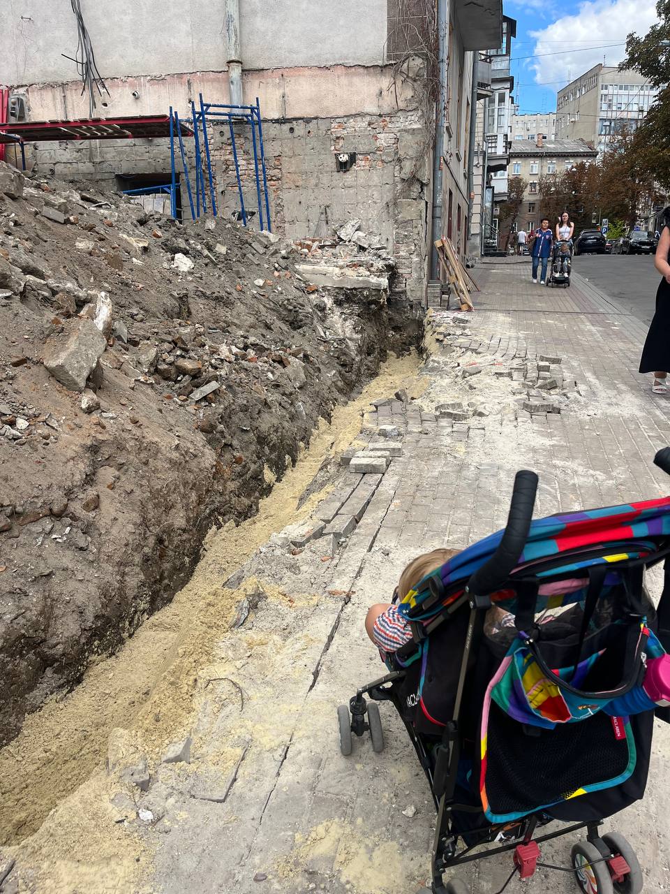 Новини Тернополя - фото з Дитина ледь не впала у траншею: у центрі Тернополя перевіряють будмайданчик