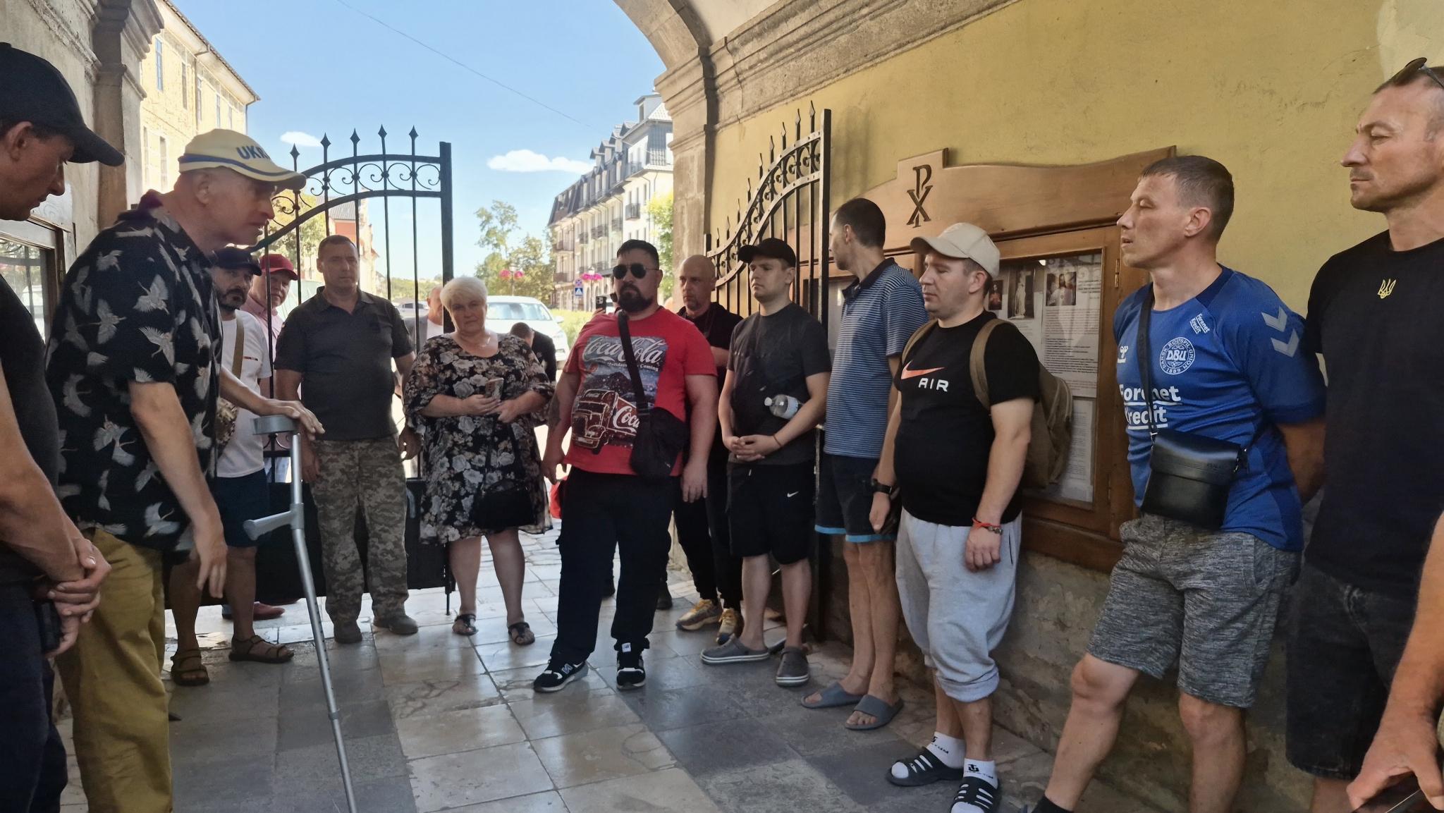 Новини Хмельницького - фото з Змінити лікарняні стіни на історичні будівлі: військовослужбовці на реабілітації побували у Кам'янці-Подільському (пресслужба ГО «Громадсько-військовий рух»)