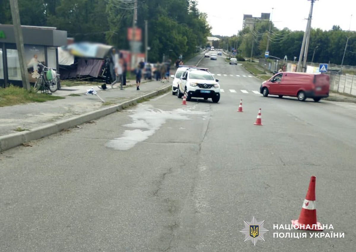Новини Житомира - фото з У Малині автомобіль в'їхав у магазин: травмувалися водій і неповнолітній пасажир