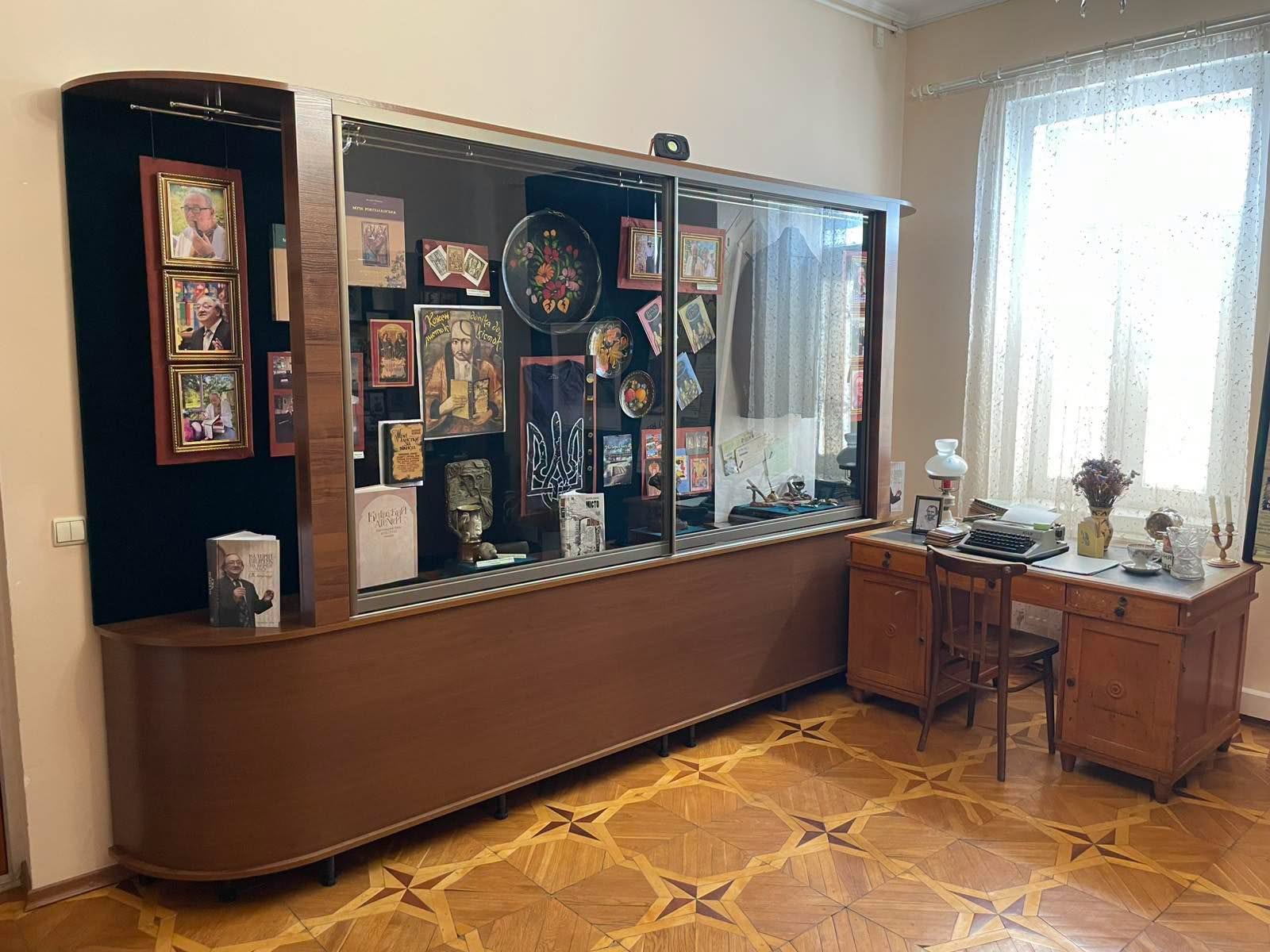 Новини Житомира - фото з Сьогодні - день народження видатного українського письменника Валерія Шевчука