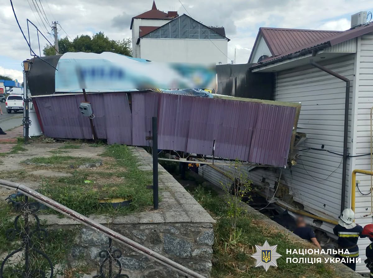 Новини Житомира - фото з У Малині автомобіль в'їхав у магазин: травмувалися водій і неповнолітній пасажир