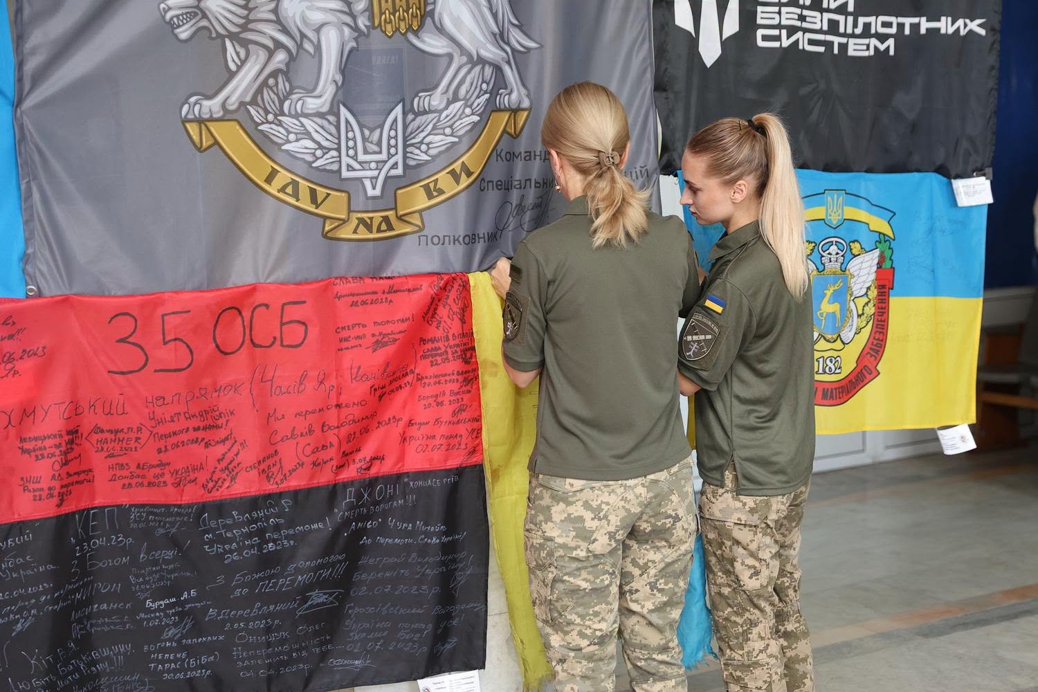 Прапори з передової з підписами Героїв: у Тернополі відкрили унікальну виставку