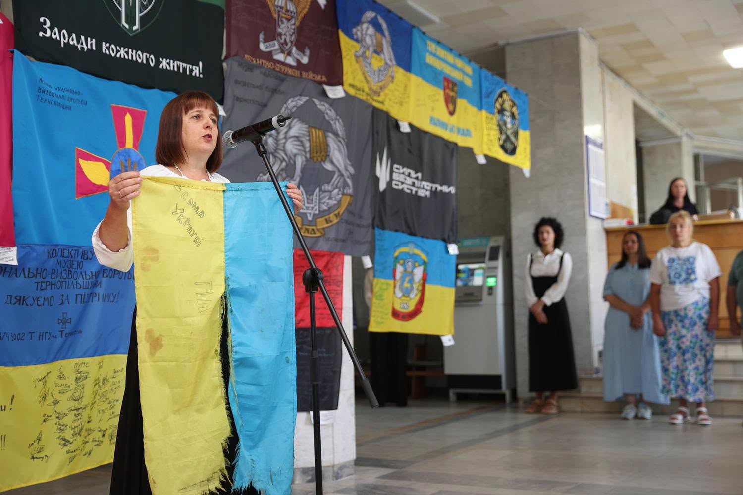 Прапори з передової з підписами Героїв: у Тернополі відкрили унікальну виставку