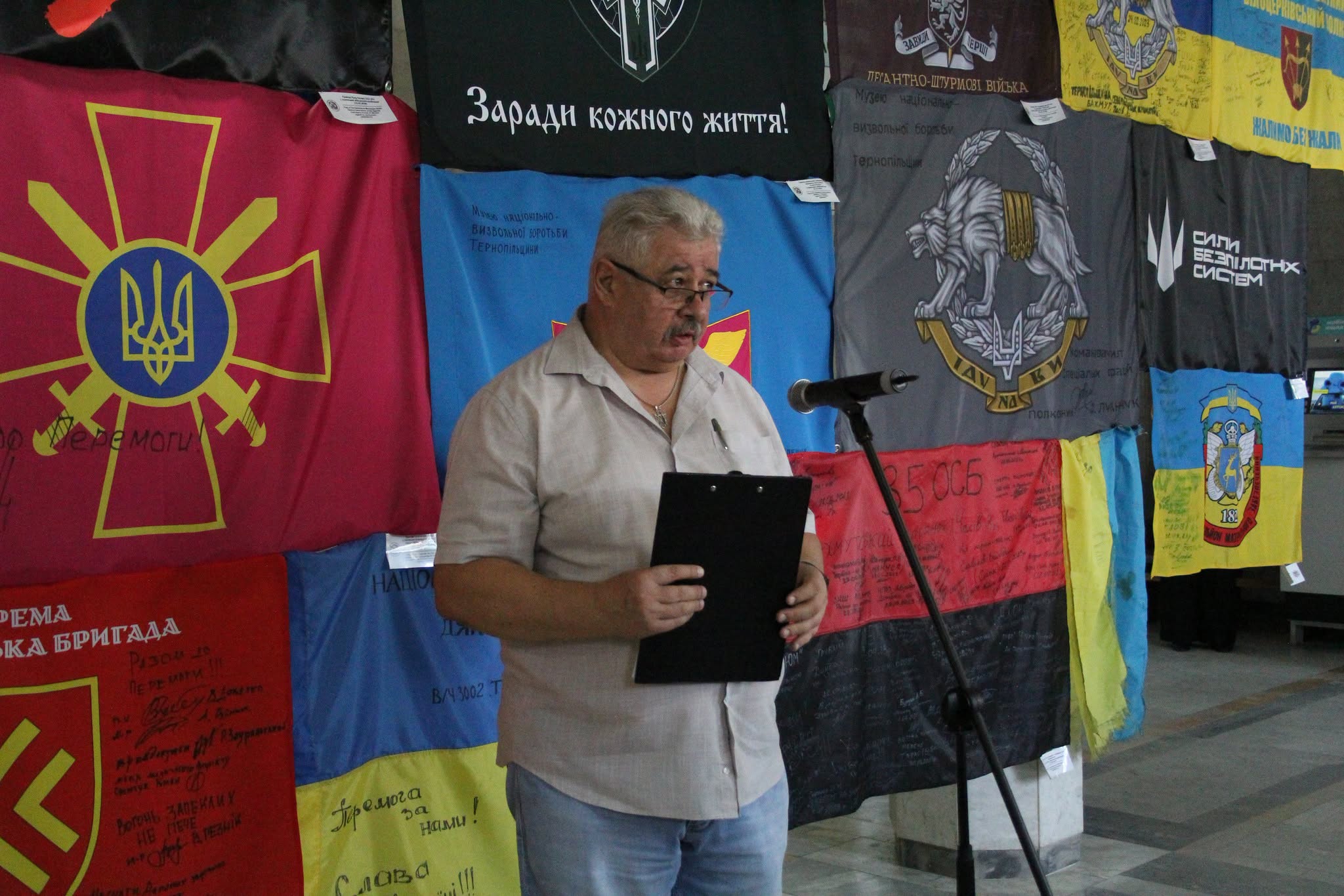 Прапори з передової з підписами Героїв: у Тернополі відкрили унікальну виставку
