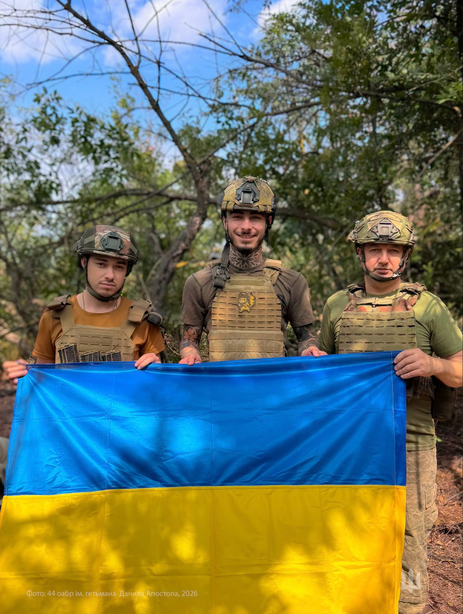 Символ незламності та волі: воїни 44-ї артилерійської бригади привітали із Днем Державного Прапора
