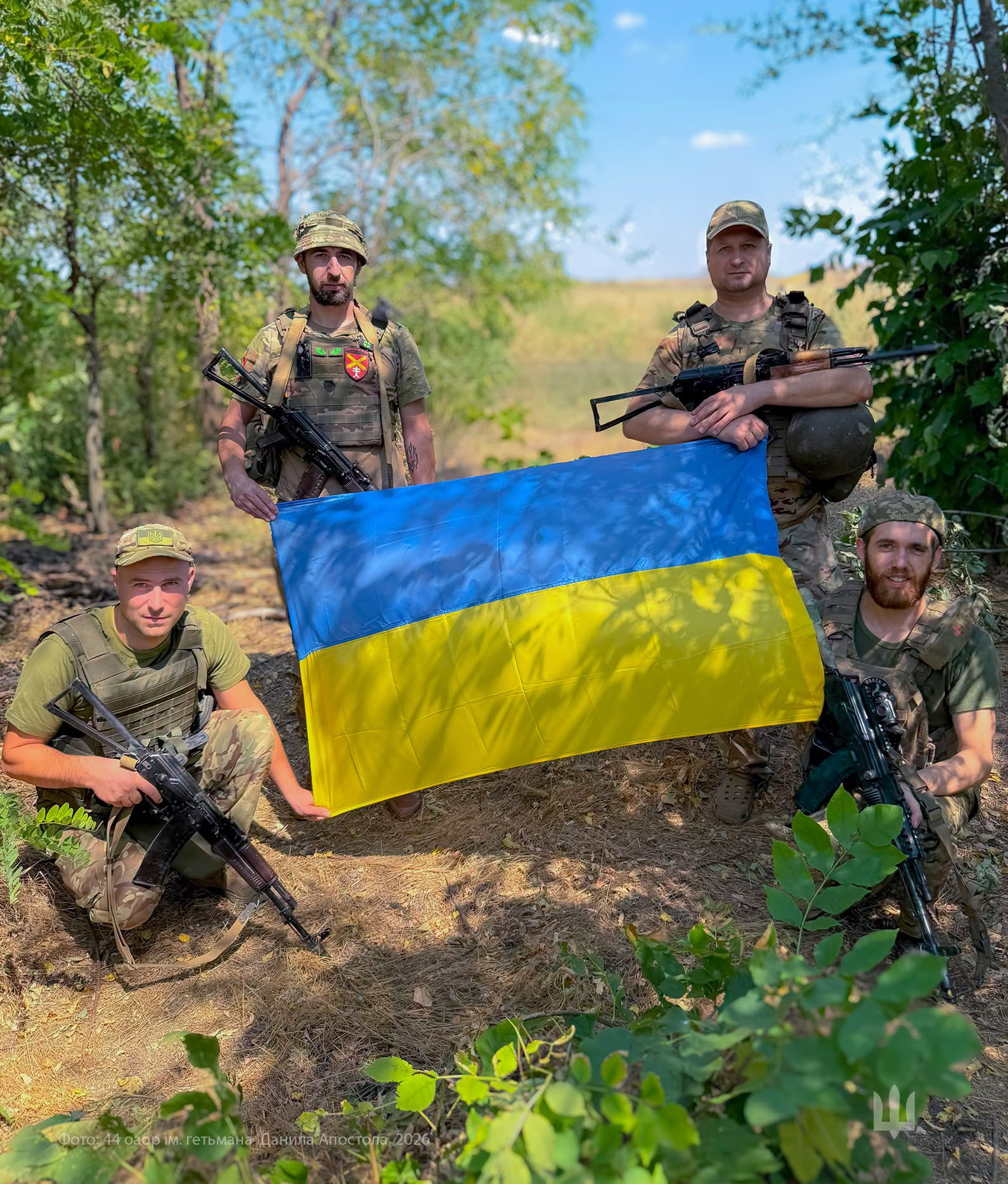 Символ незламності та волі: воїни 44-ї артилерійської бригади привітали із Днем Державного Прапора