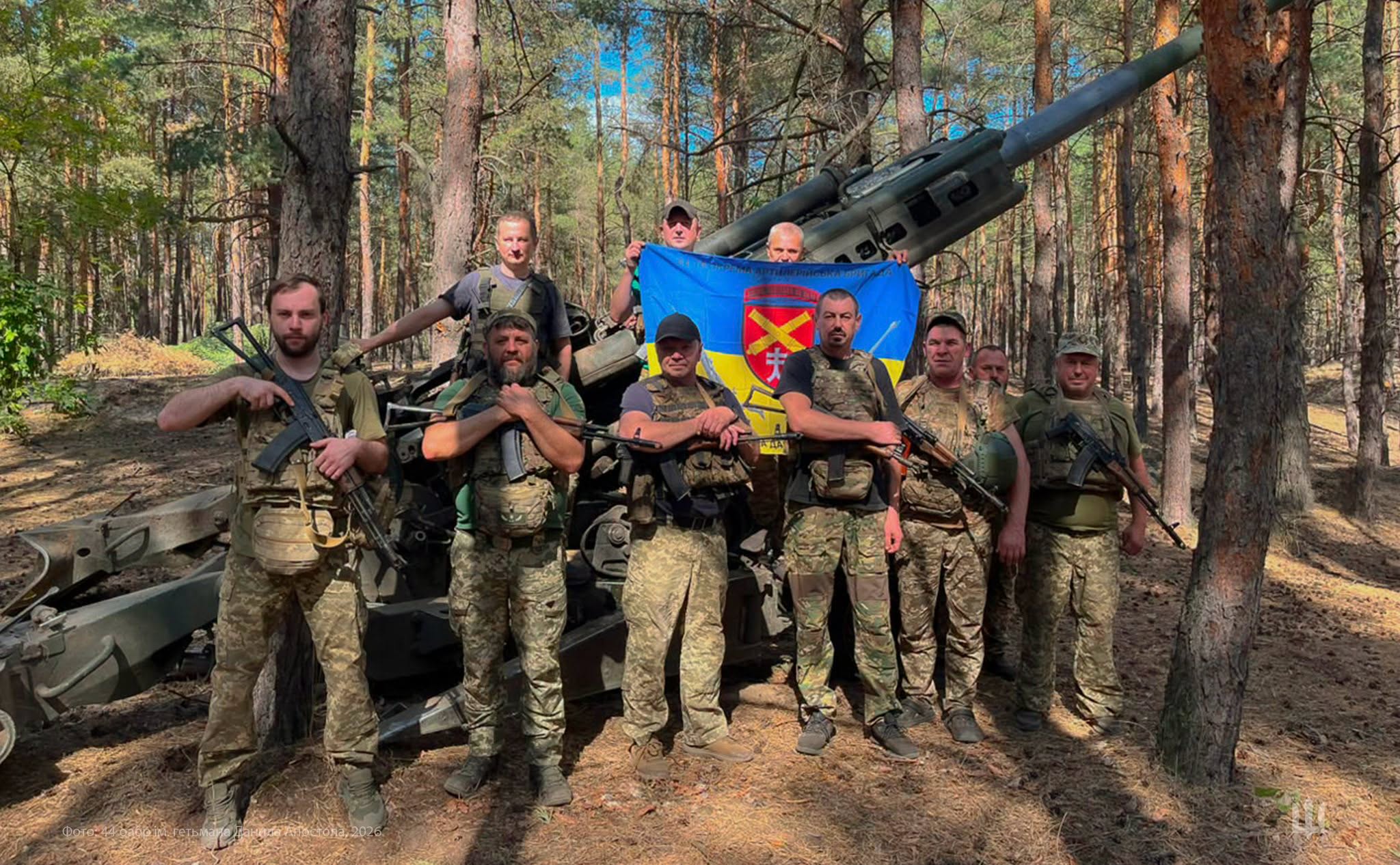 Символ незламності та волі: воїни 44-ї артилерійської бригади привітали із Днем Державного Прапора
