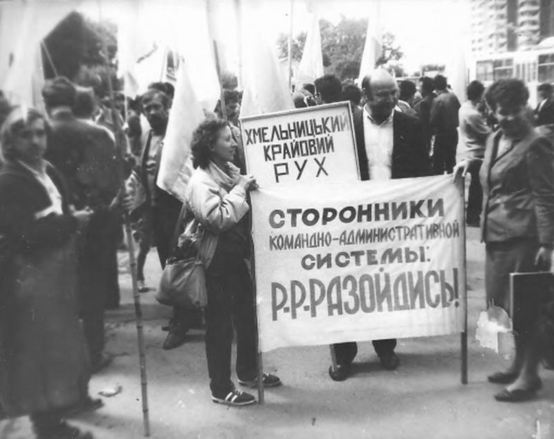 Новини Вінниці - фото з 35 років Незалежності: що Мулява показував кадебістам, які вривалися до клубу «Істина»