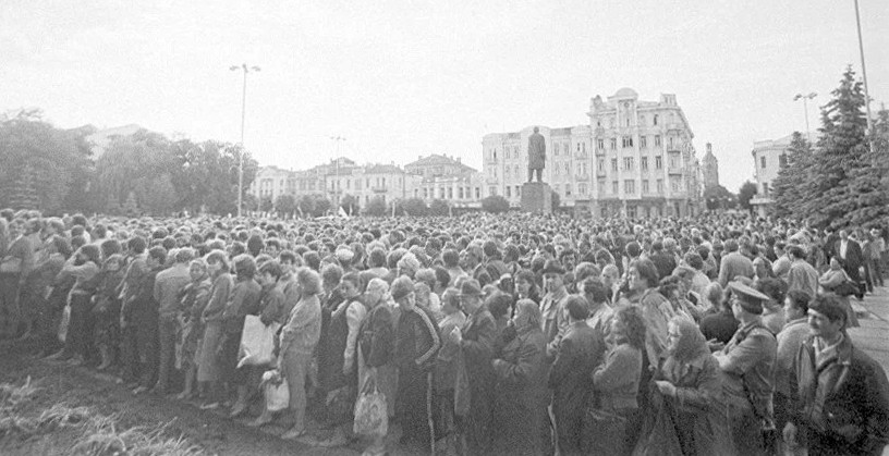 Новини Вінниці - фото з 35 років Незалежності: що Мулява показував кадебістам, які вривалися до клубу «Істина»