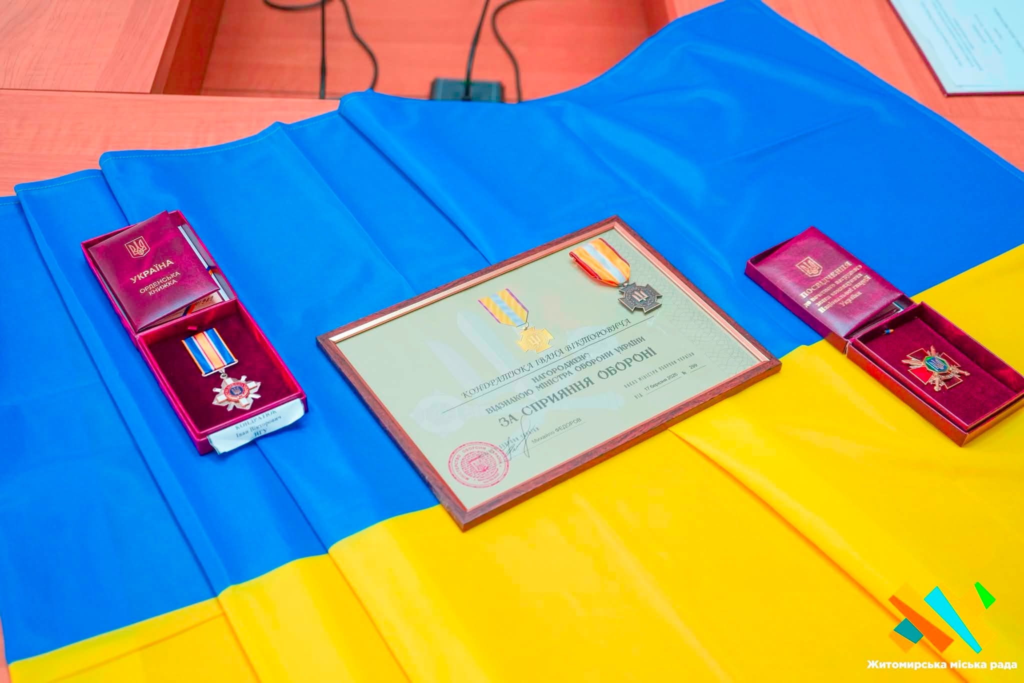Новини Житомира - фото з У День Незалежності України житомирянину, лейтенанту Національної гвардії України Івану Кондратюку, вручили три військові нагороди