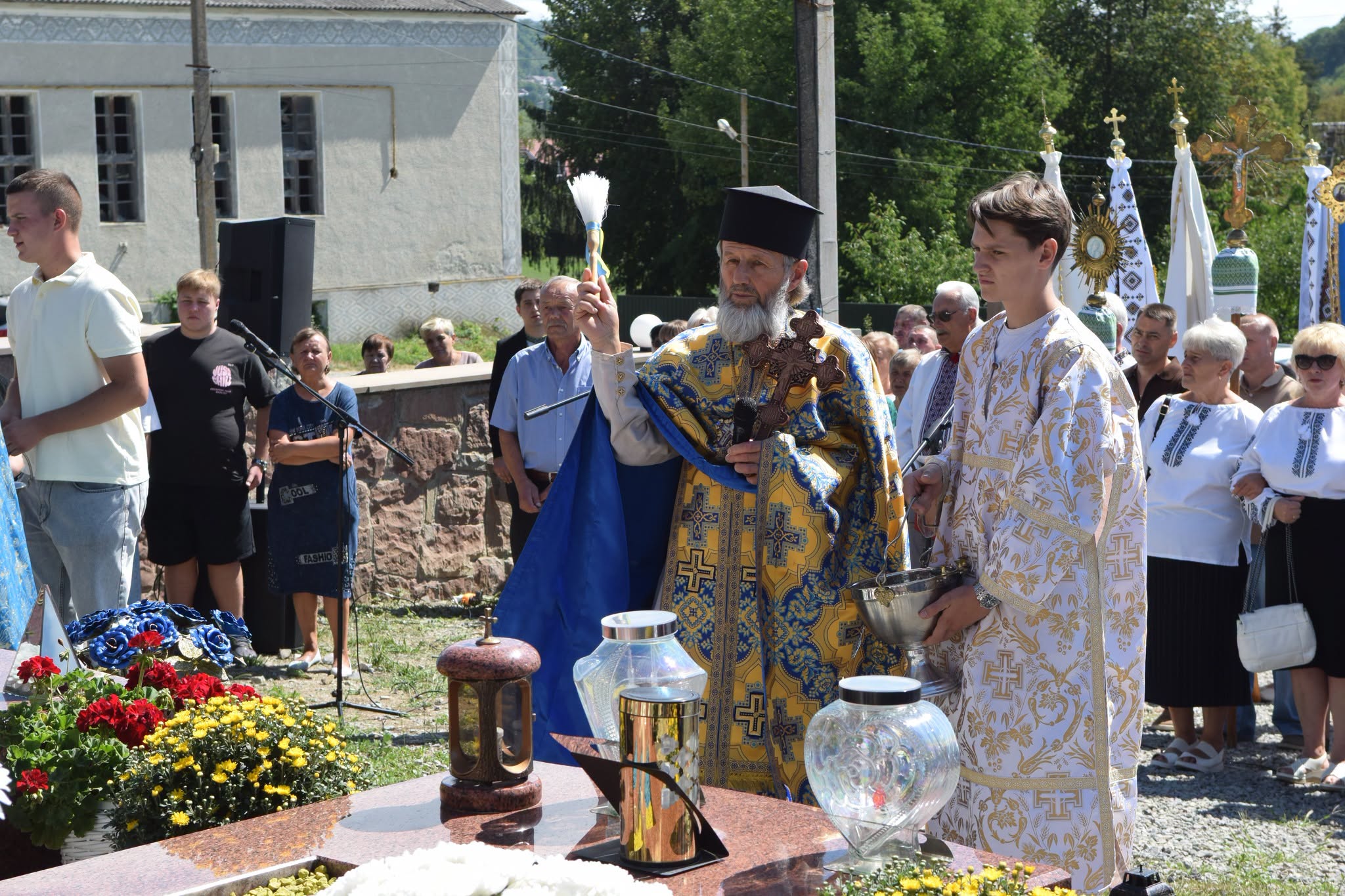 У Білій на Чортківщині освятили пам'ятники вісьмом Героям-захисникам