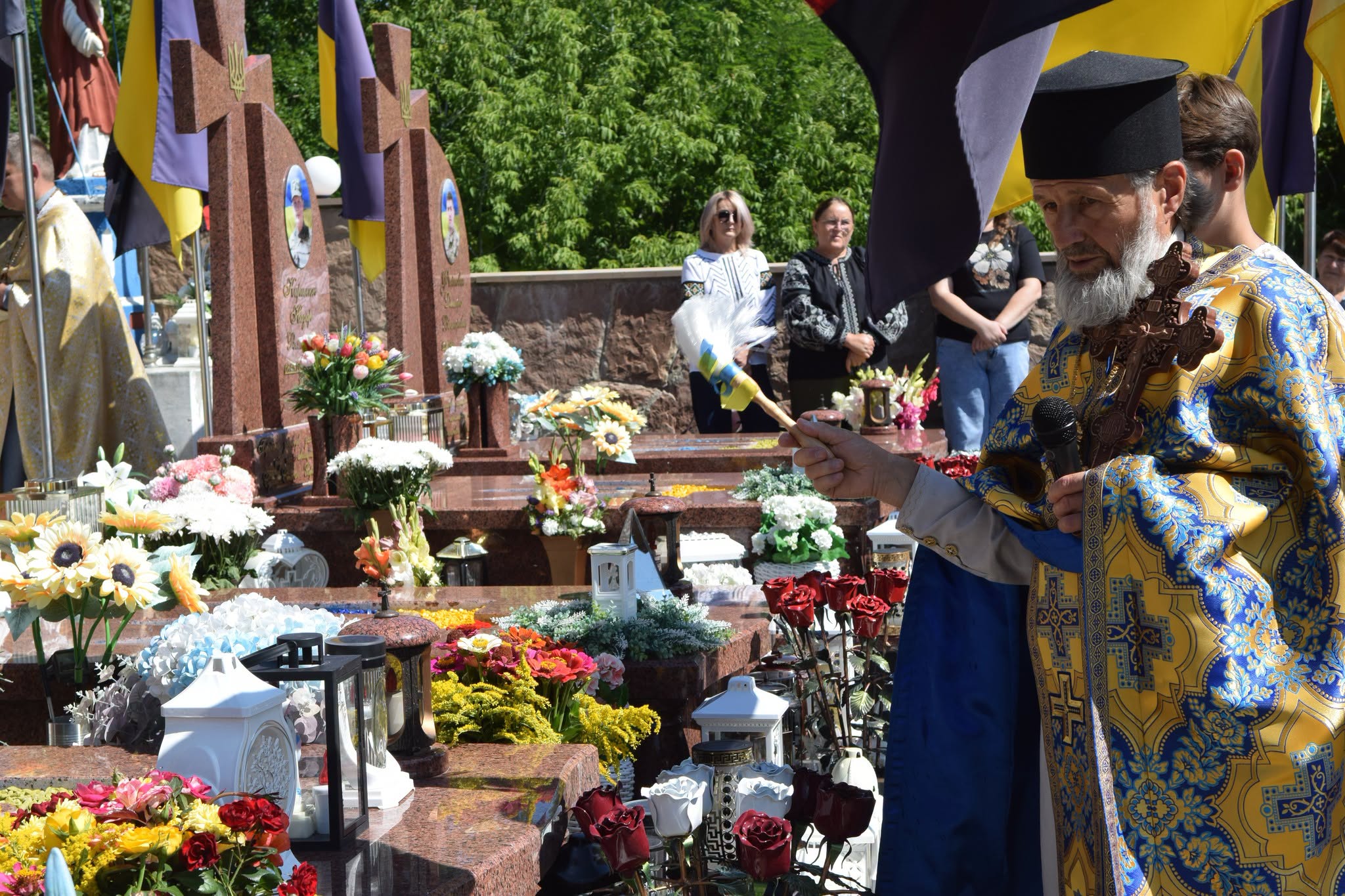 У Білій на Чортківщині освятили пам'ятники вісьмом Героям-захисникам