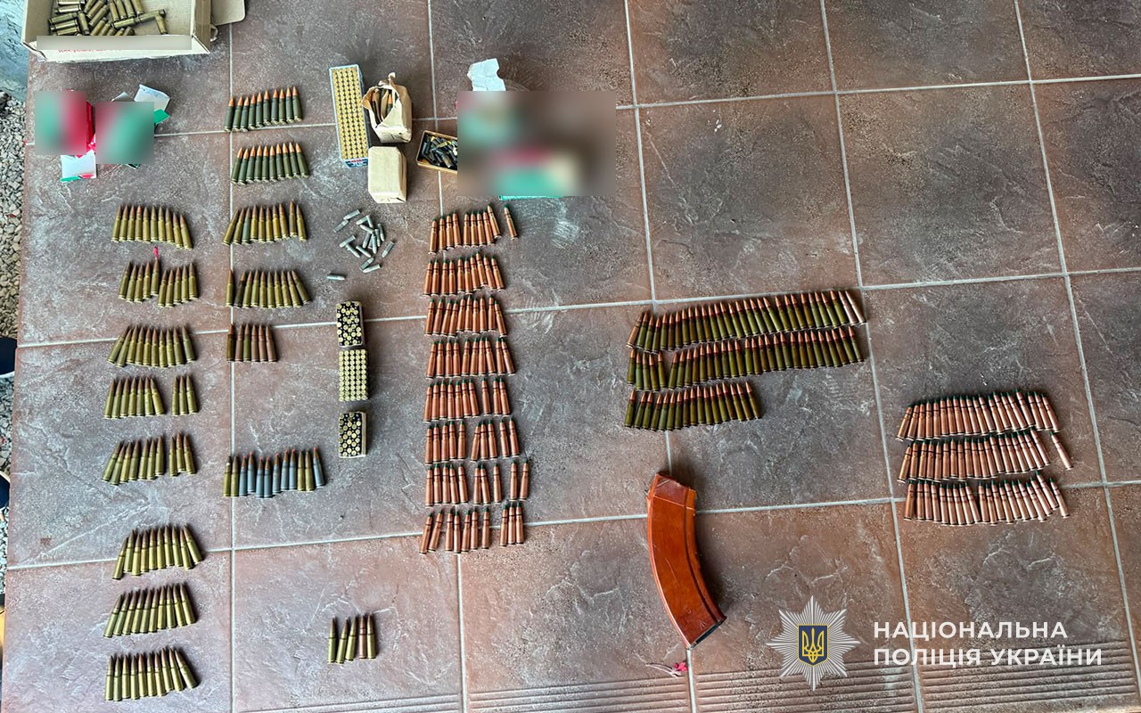 Дві бойові гранати та майже тисячу патронів зберігав вдома чоловік з Чортківщини