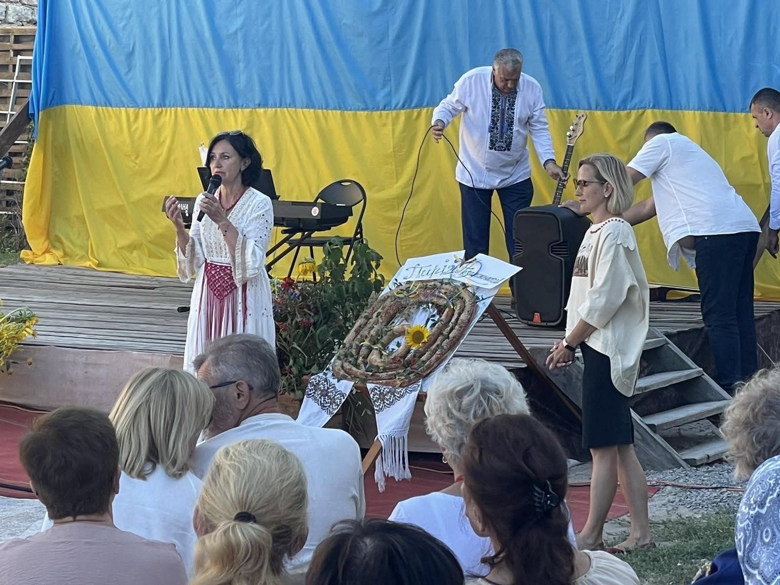 У Бережанах спекли великого бублика на конкурс «Пиріг Незалежності»