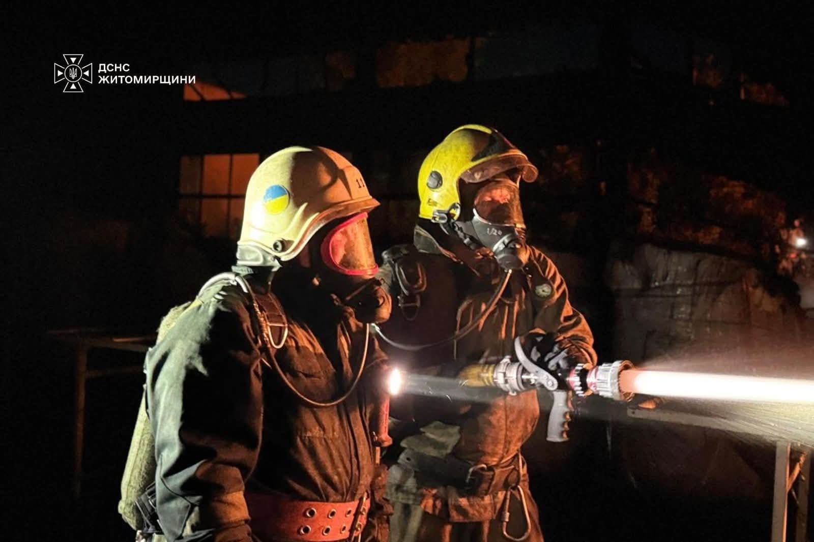 Новини Житомира - фото з Вночі вогнеборці гасили пожежу на підприємстві площею 1500 кв.м