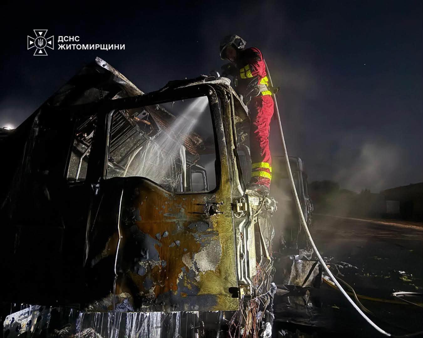 Новини Житомира - фото з Рятувальники залучалися до ліквідації пожежі, що виникла внаслідок атаки російських дронів. ФОТО