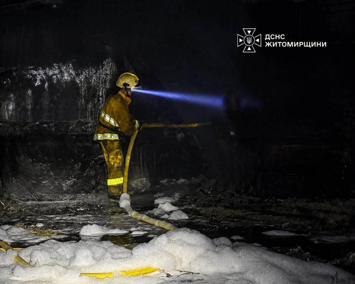 Новини Житомира - фото з Рятувальники залучалися до ліквідації пожежі, що виникла внаслідок атаки російських дронів. ФОТО