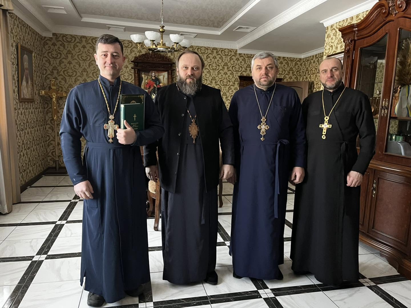 Новини Хмельницького - фото з Один священник на три храми: чи є насправді кадровий дефіцит в Хмельницькій єпархії ПЦУ Попередній керуючий Хмельницькою єпархією, архієпископ Павло Юристий приймає до кліру протоієрея Романа Лаврука із Шепетівщини, що вирішив доєднатися до ПЦУ. 20 січня 2026 року
