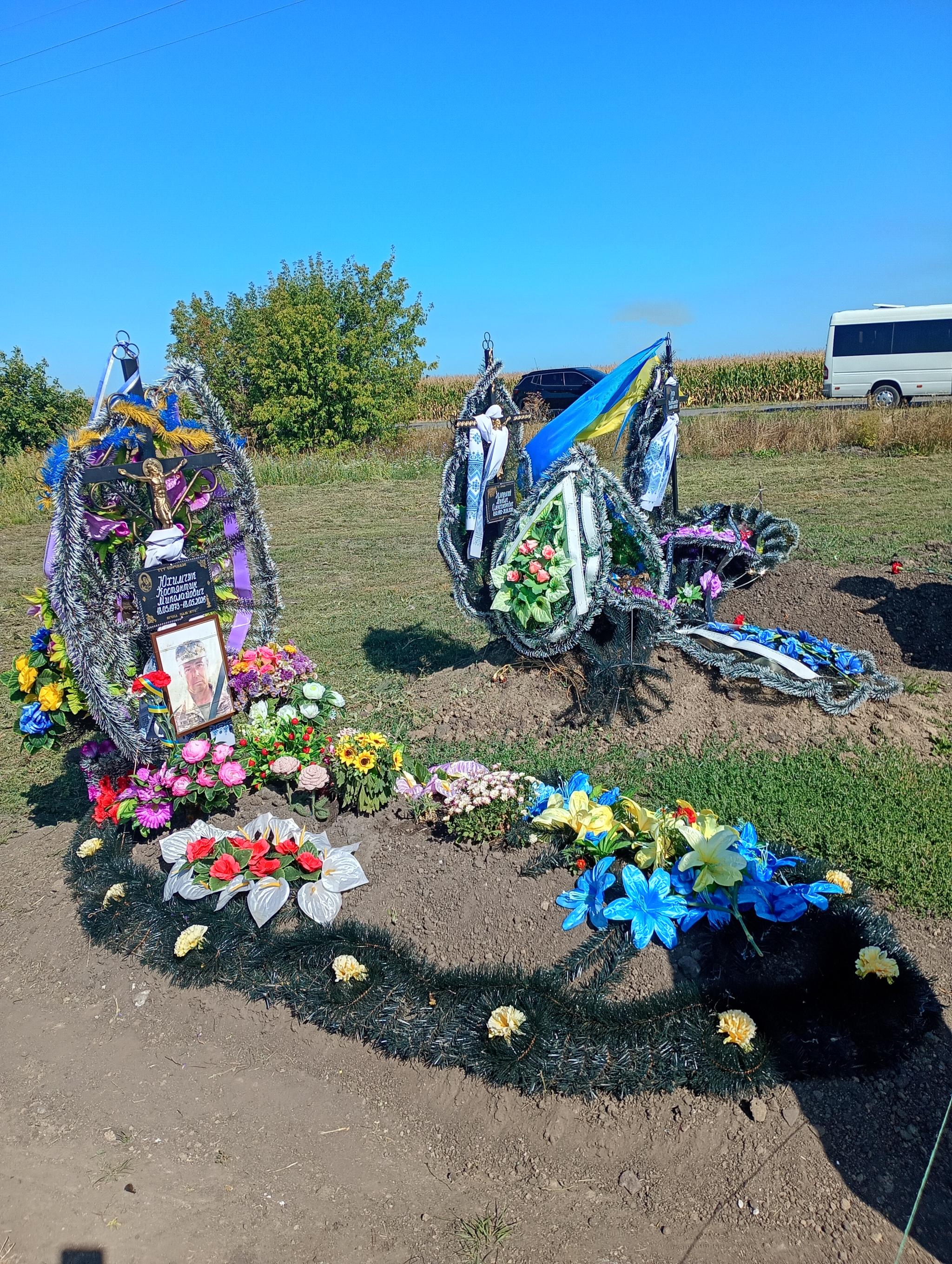 Новини Козятина - фото з Родини загиблих відвідали Героїв та обговорили наступні заходи