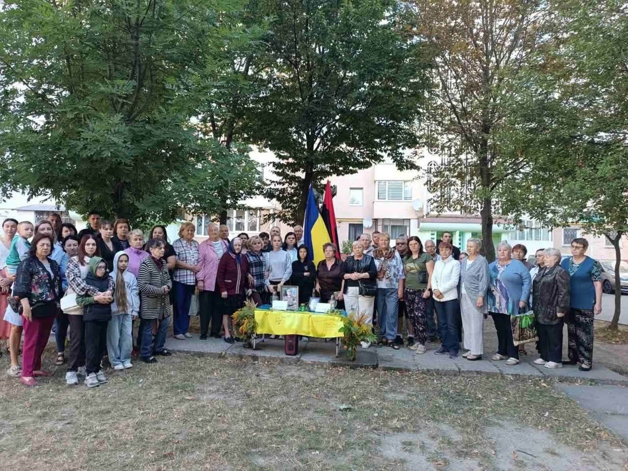 Новини Тернополя - фото з Тернополяни започаткували традицію молитви у дворах в пам'ять про Героїв